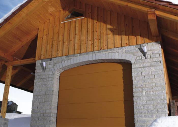 design garážových vrat hladký (imitace dřeva oregon)