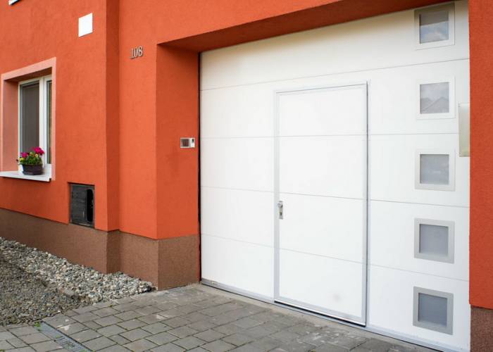 design garážových vrat hladký (bílá barva) se čtvercovými okénky a integrovaným vstupem