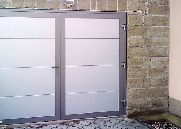Dvoukřídlá vrata s panely design hladký, vodorovné uspořádání