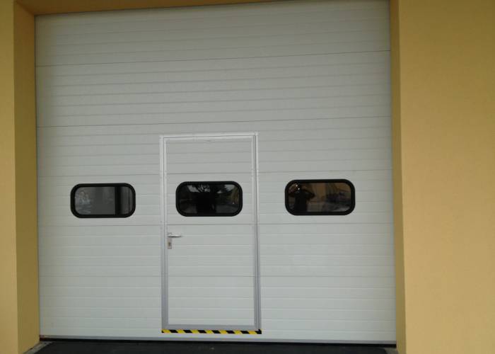 Průmyslová sekční vrata s okny a integrovaným vstupem - MD Elmont Chotíkov